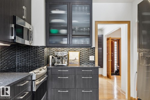 10537 140 Street, Edmonton, AB - Indoor Photo Showing Kitchen With Upgraded Kitchen