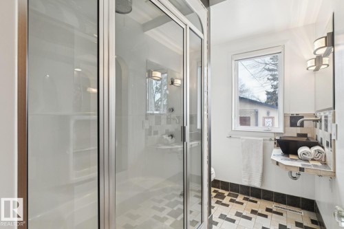 10537 140 Street, Edmonton, AB - Indoor Photo Showing Bathroom