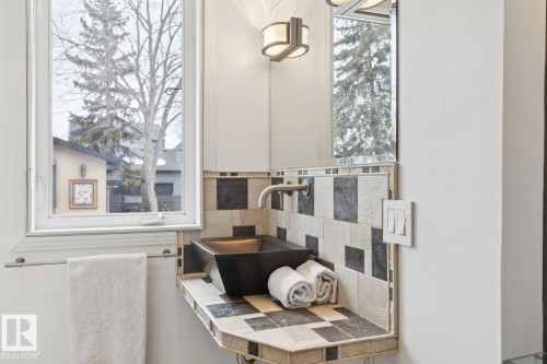 10537 140 Street, Edmonton, AB - Indoor