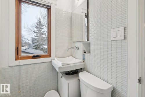 10537 140 Street, Edmonton, AB - Indoor Photo Showing Bathroom