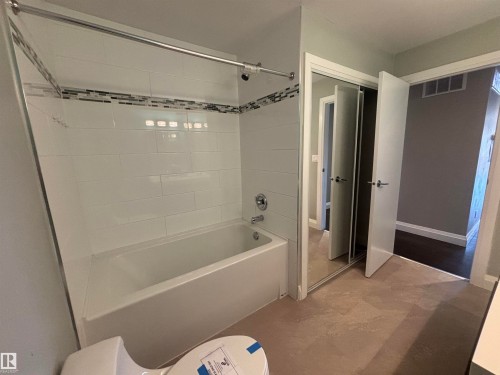 5979 40 Avenue, Edmonton, AB - Indoor Photo Showing Bathroom