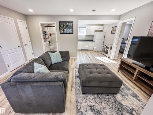 13036 139 Street, Edmonton, AB - Indoor Photo Showing Living Room