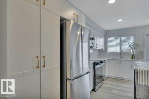 28 850 Secord Boulevard, Edmonton, AB - Indoor Photo Showing Kitchen