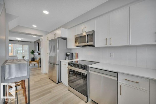 28 850 Secord Boulevard, Edmonton, AB - Indoor Photo Showing Kitchen