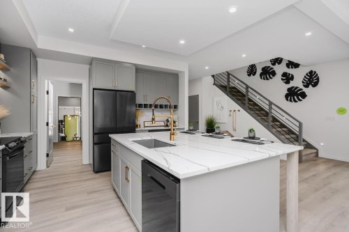 5807 Raven Crescent, Edmonton, AB - Indoor Photo Showing Kitchen With Upgraded Kitchen