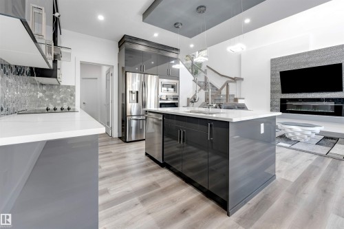 415 42 Street, Edmonton, AB - Indoor Photo Showing Kitchen With Upgraded Kitchen