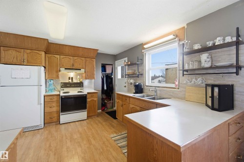 6008 54 Avenue, Camrose, AB - Indoor Photo Showing Kitchen With Double Sink
