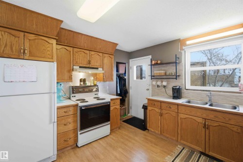 6008 54 Avenue, Camrose, AB - Indoor Photo Showing Kitchen With Double Sink