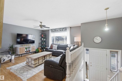 6008 54 Avenue, Camrose, AB - Indoor Photo Showing Living Room