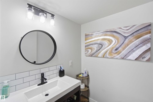 6008 54 Avenue, Camrose, AB - Indoor Photo Showing Bathroom