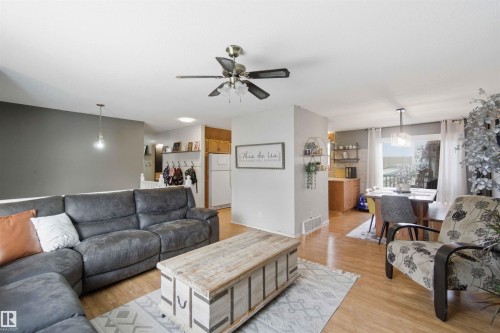 6008 54 Avenue, Camrose, AB - Indoor Photo Showing Living Room