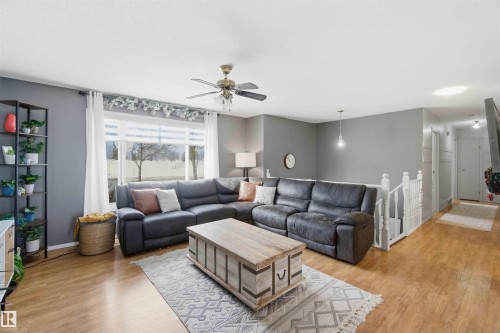 6008 54 Avenue, Camrose, AB - Indoor Photo Showing Living Room