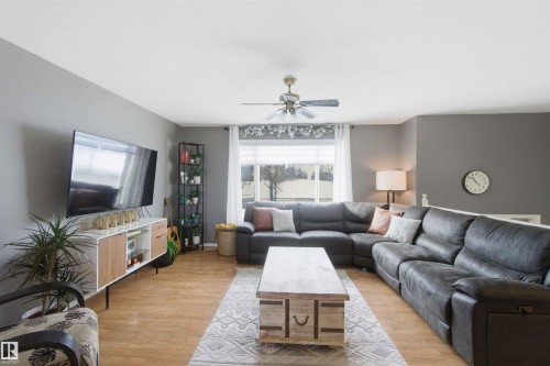6008 54 Avenue, Camrose, AB - Indoor Photo Showing Living Room