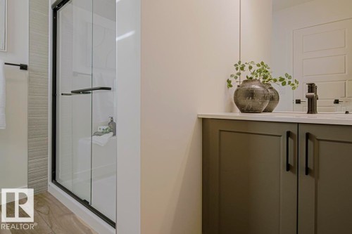 924 18 Avenue, Edmonton, AB - Indoor Photo Showing Bathroom