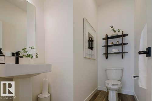 924 18 Avenue, Edmonton, AB - Indoor Photo Showing Bathroom