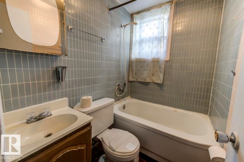 11222 95 Street, Edmonton, AB - Indoor Photo Showing Bathroom