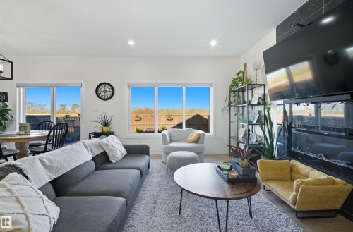 6076 180 Avenue, Edmonton, AB - Indoor Photo Showing Living Room