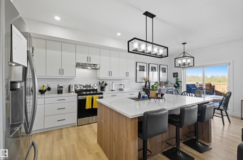 6076 180 Avenue, Edmonton, AB - Indoor Photo Showing Kitchen With Upgraded Kitchen