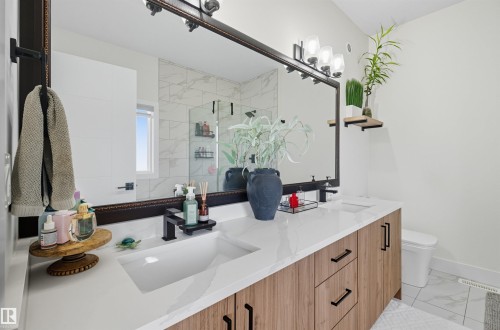 6076 180 Avenue, Edmonton, AB - Indoor Photo Showing Bathroom