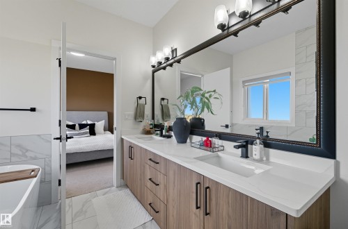 6076 180 Avenue, Edmonton, AB - Indoor Photo Showing Bathroom