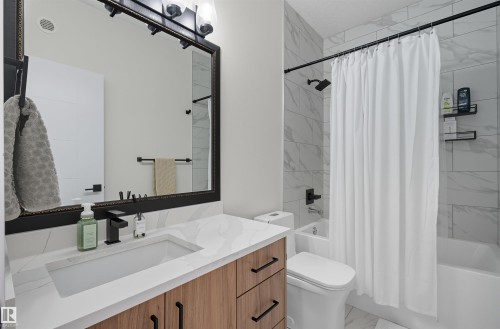 6076 180 Avenue, Edmonton, AB - Indoor Photo Showing Bathroom