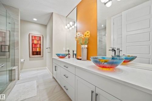 8948 20 Avenue, Edmonton, AB - Indoor Photo Showing Bathroom