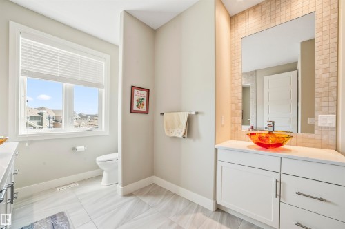 8948 20 Avenue, Edmonton, AB - Indoor Photo Showing Bathroom