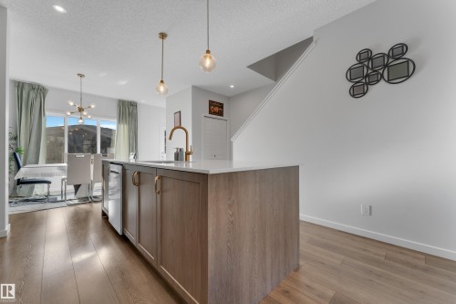 3607 6 Avenue, Edmonton, AB - Indoor Photo Showing Kitchen With Upgraded Kitchen