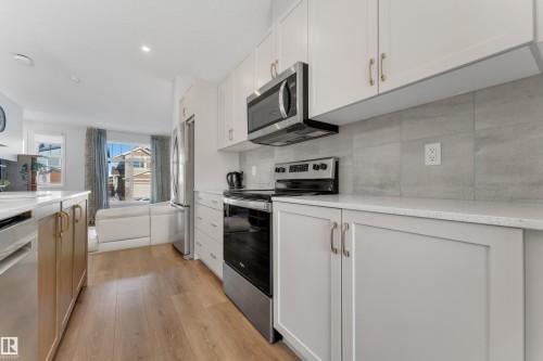 3607 6 Avenue, Edmonton, AB - Indoor Photo Showing Kitchen