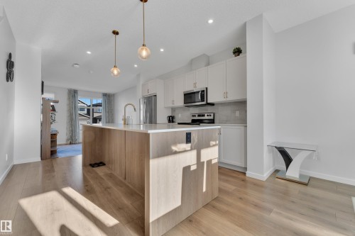 3607 6 Avenue, Edmonton, AB - Indoor Photo Showing Kitchen With Upgraded Kitchen