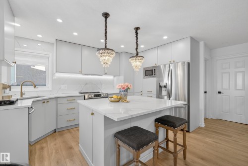 37 Leonard Drive, St. Albert, AB - Indoor Photo Showing Kitchen With Upgraded Kitchen