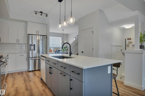 820 Secord Boulevard Nw, Edmonton, AB - Indoor Photo Showing Kitchen With Upgraded Kitchen