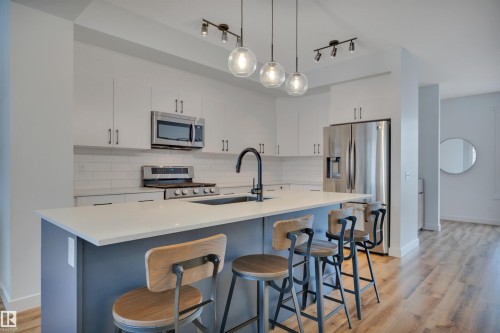 820 Secord Boulevard Nw, Edmonton, AB - Indoor Photo Showing Kitchen With Upgraded Kitchen