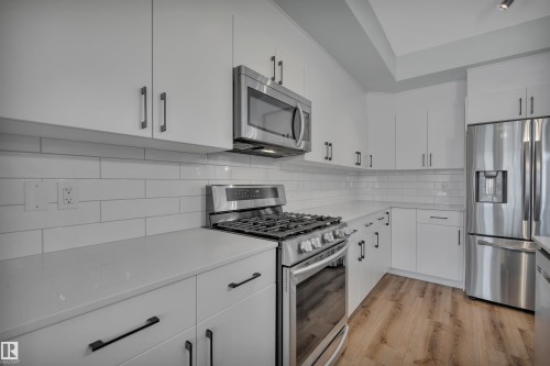 820 Secord Boulevard Nw, Edmonton, AB - Indoor Photo Showing Kitchen With Upgraded Kitchen