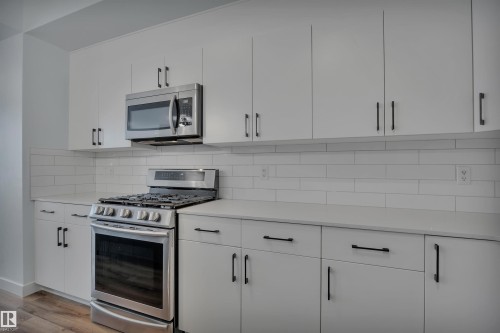 820 Secord Boulevard Nw, Edmonton, AB - Indoor Photo Showing Kitchen With Upgraded Kitchen