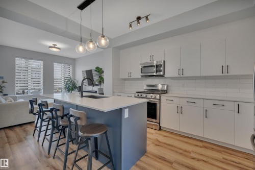 820 Secord Boulevard Nw, Edmonton, AB - Indoor Photo Showing Kitchen With Upgraded Kitchen