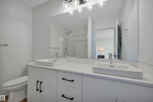 820 Secord Boulevard Nw, Edmonton, AB - Indoor Photo Showing Bathroom