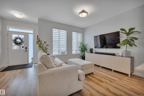 820 Secord Boulevard Nw, Edmonton, AB - Indoor Photo Showing Living Room