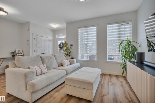 820 Secord Boulevard Nw, Edmonton, AB - Indoor Photo Showing Living Room