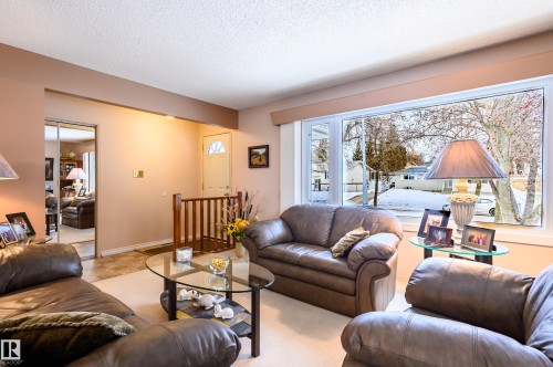 22 Forest Drive, St. Albert, AB - Indoor Photo Showing Living Room