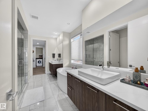 1121 Wahl Place, Edmonton, AB - Indoor Photo Showing Bathroom