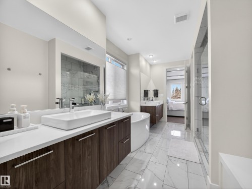 1121 Wahl Place, Edmonton, AB - Indoor Photo Showing Bathroom