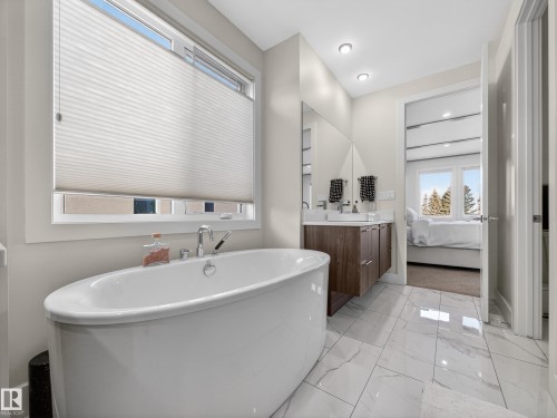 1121 Wahl Place, Edmonton, AB - Indoor Photo Showing Bathroom