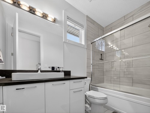 1121 Wahl Place, Edmonton, AB - Indoor Photo Showing Bathroom