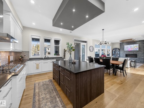 1121 Wahl Place, Edmonton, AB - Indoor Photo Showing Kitchen With Upgraded Kitchen