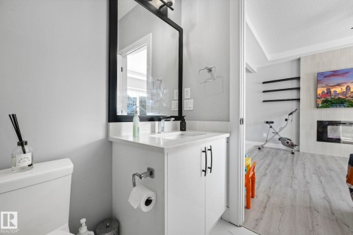 6512 175 Avenue, Edmonton, AB - Indoor Photo Showing Bathroom