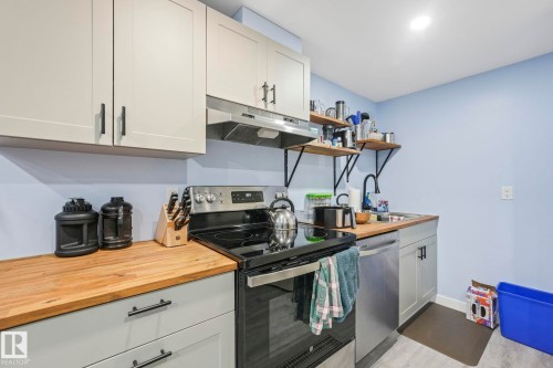 6512 175 Avenue, Edmonton, AB - Indoor Photo Showing Kitchen