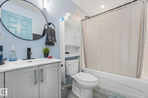 6512 175 Avenue, Edmonton, AB - Indoor Photo Showing Bathroom