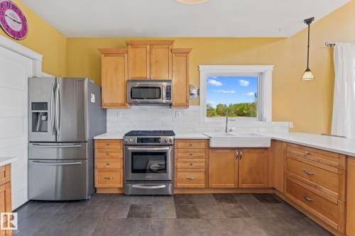 53341 Hwy 21, Rural Strathcona County, AB - Indoor Photo Showing Kitchen