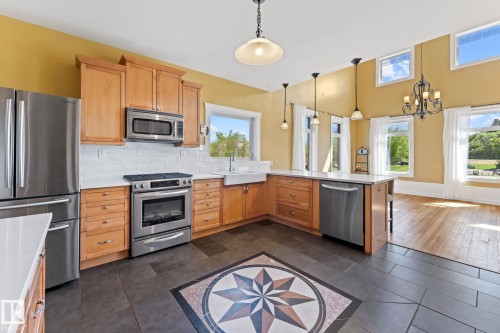 53341 Hwy 21, Rural Strathcona County, AB - Indoor Photo Showing Kitchen